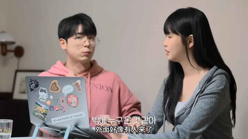 《被困在女同学家》EP1：去她家修电脑 - 图片 4