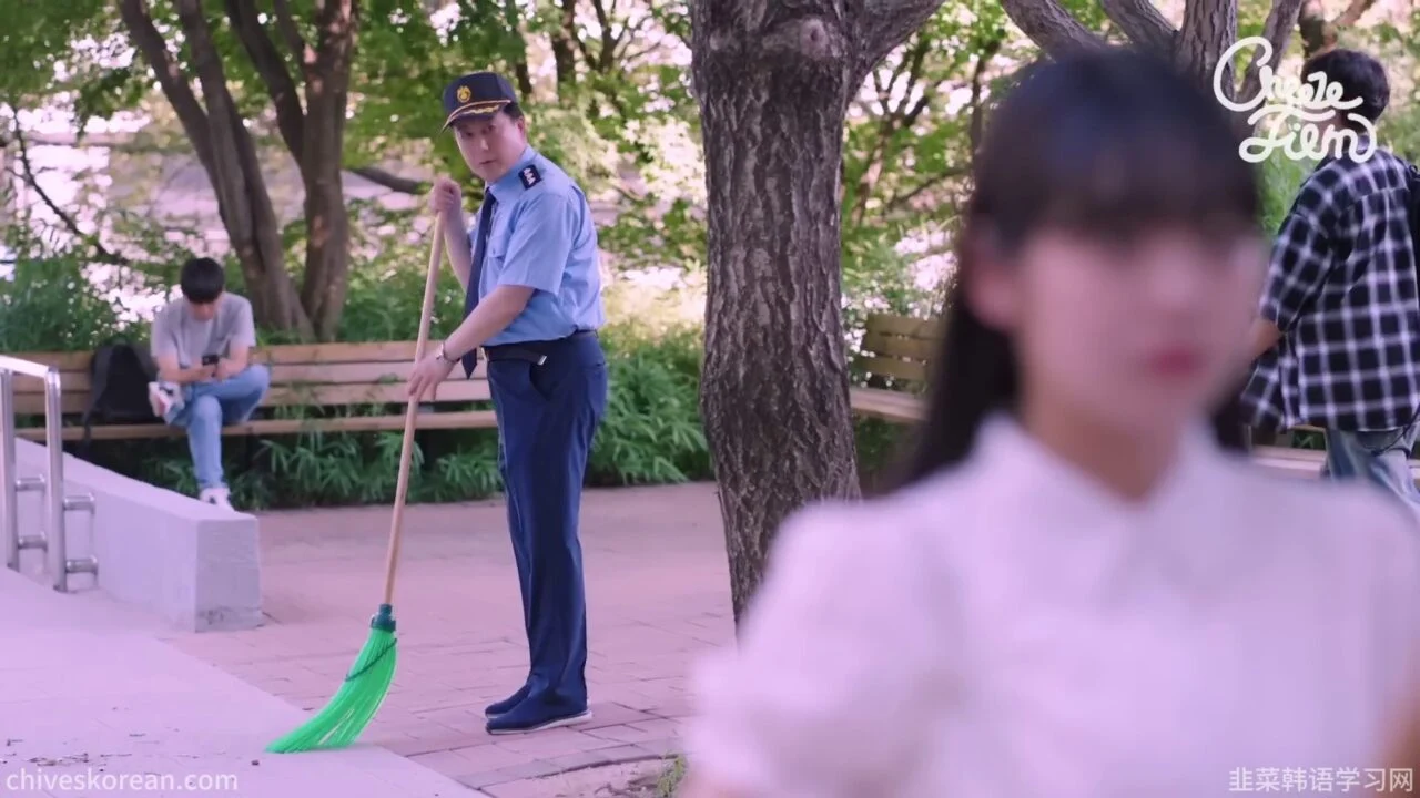 《藏在校服里的自尊》她不敢承认父亲是清洁工 - 图片 6