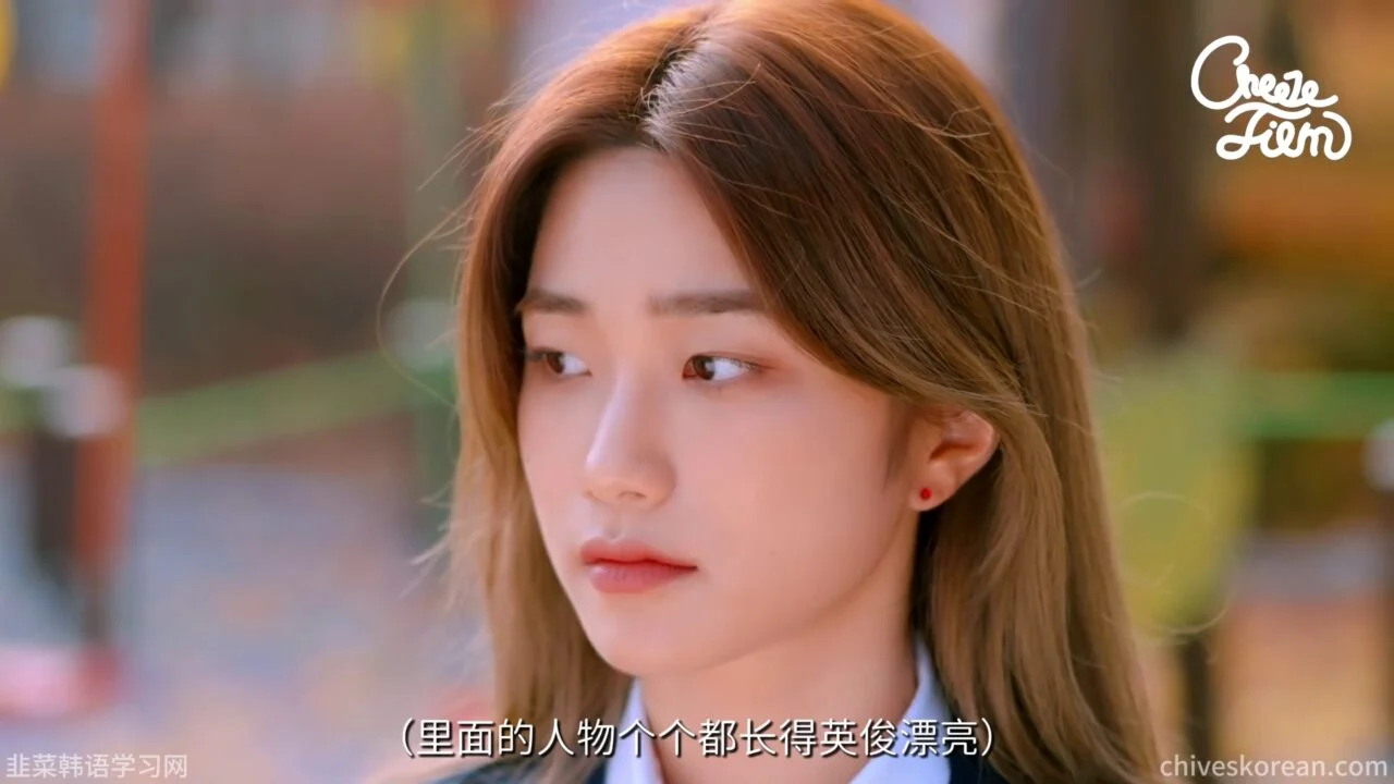 《错位的友情》她在人群中装作不认识我 - 图片 1