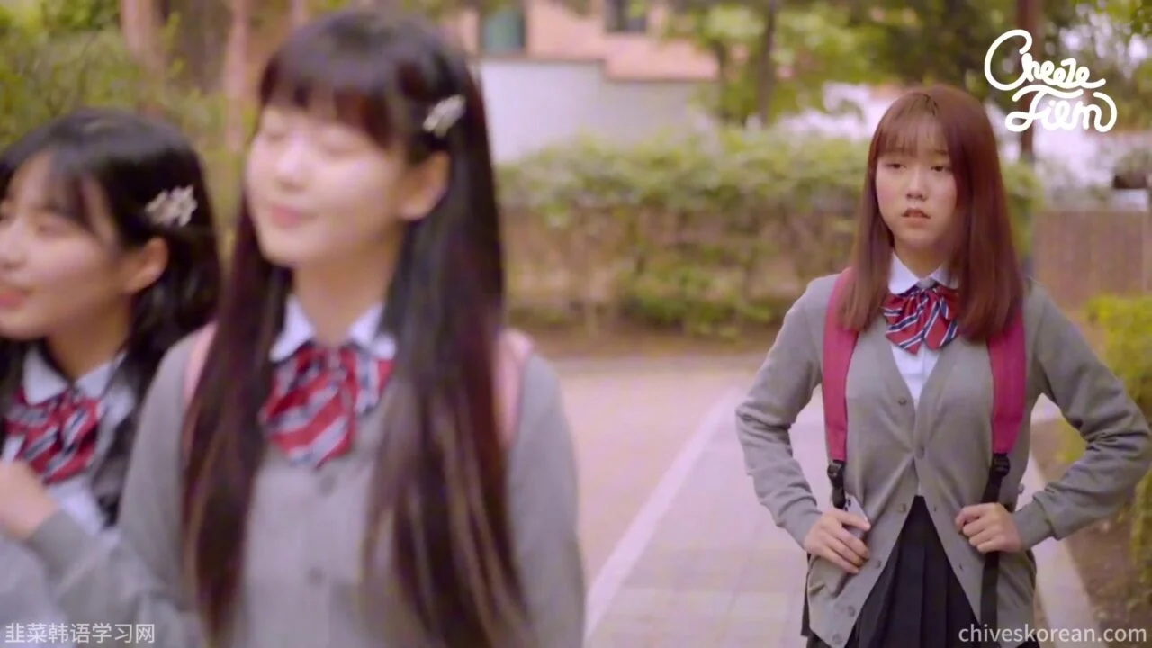《新朋友的距离》EP2：她刚交到朋友，所有人却突然避开她 - 图片 1