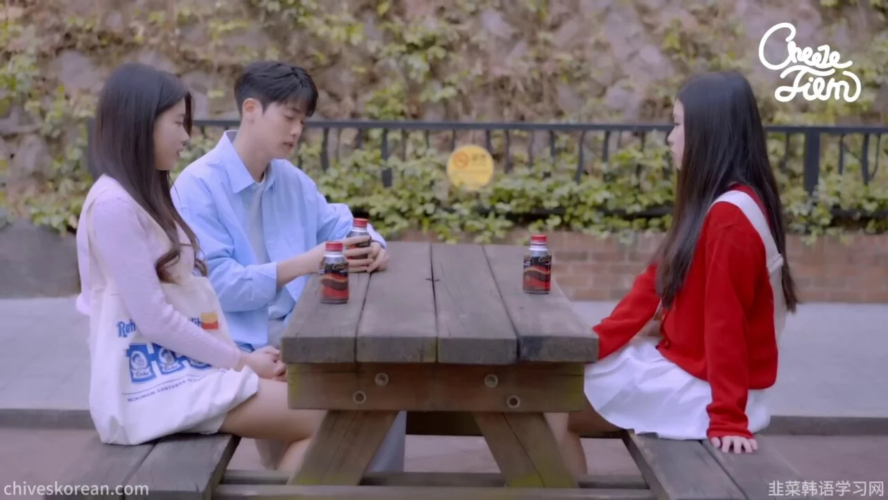 《她们之间的男闺蜜》大学第一天的意外同盟 - 图片 5