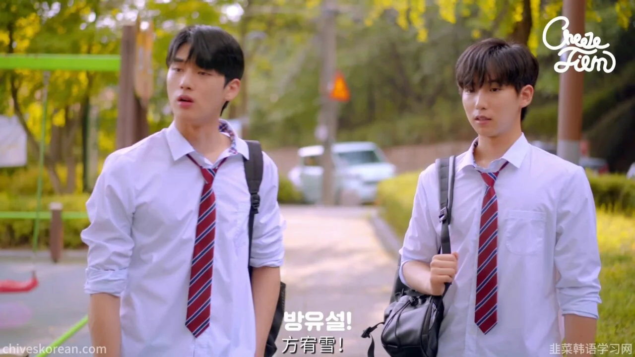 《爱开玩笑的男性朋友与认真的男性朋友》一个逗她笑，一个替她撑伞 - 图片 3
